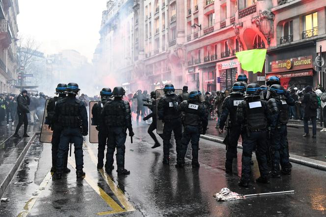 Des policiers font face à des manifestants lors d’un rassemblement contre la réforme des retraites, à Paris, le 9 janvier 2020.