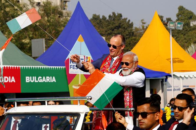 Le chancelier allemand, Friedrich Merz, et le premier ministre indien, Narendra Modi, font voler des cerfs-volants lors de l’inauguration du Festival international de cerfs-volants à Ahmedabad, en Inde, le 12 janvier 2026.