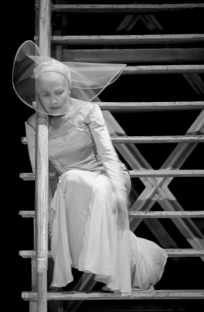 Catherine Samie dans « Les Amants puérils », de Fernand Crommelynck, sur une mise en scène de Muriel Mayette, à Paris, le 12 décembre 1993. 