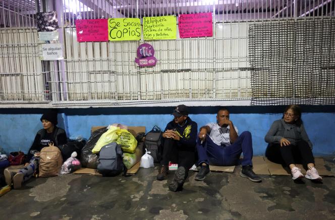 Des proches de prisonniers politiques attendent devant la prison El Rodeo à Guatire, dans l’Etat de Miranda, à environ 30&nbsp;kilomètres à l’est de Caracas, le 11&nbsp;janvier 2026.