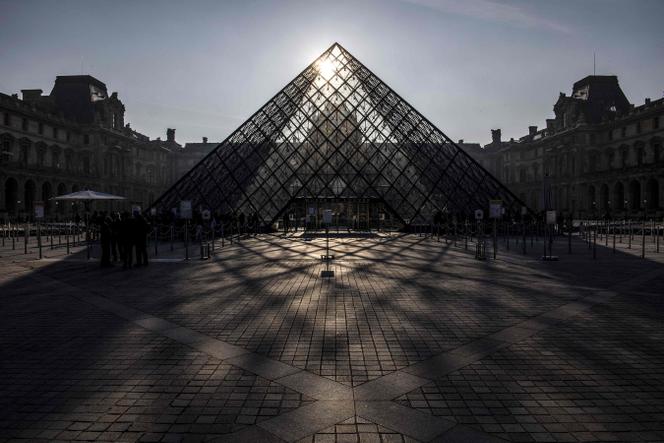La Pyramide du Musée du Louvre photographiée à l’aube à Paris, le 22 mars 2019.