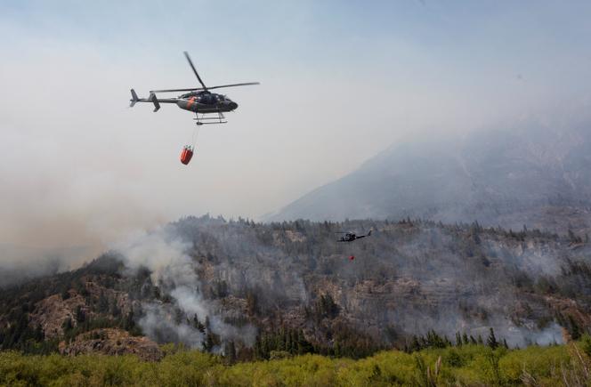 Des hélicoptères bombardiers d’eau à El Hoyo, dans la province de Chubut (Argentine), le 9&nbsp;janvier&nbsp;2026.
