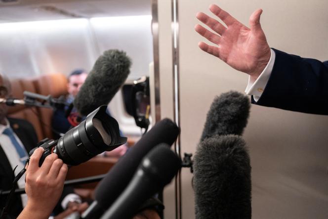 Le président américain Donald Trump s’adressant aux journalistes à bord d’Air Force One, en route de Floride vers la base aérienne d’Andrews, dans le Maryland, le 11 janvier 2026.
