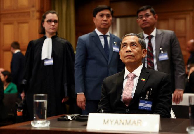 Le ministre de la coopération internationale birman, Ko Ko Hlaing, attend le début de la première audience à la Cour internationale de justice, où la Birmanie est accusée d’avoir commis un génocide contre la minorité musulmane du pays, les Rohingya, à La Haye (Pays-Bas), le 12 janvier 2026.