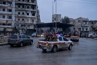 La police militaire de l’armée syrienne à l’entrée du quartier Cheikh-Maqsoud, à Alep (Syrie), le 11 janvier 2026.