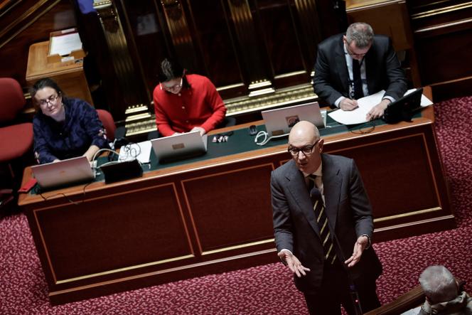 Le ministre de l’économie et des finances, Roland Lescure, lors de l’examen et du vote solennels du projet de loi de finances extraordinaire présenté par le gouvernement, au Sénat, à Paris, le 23 décembre 2025.