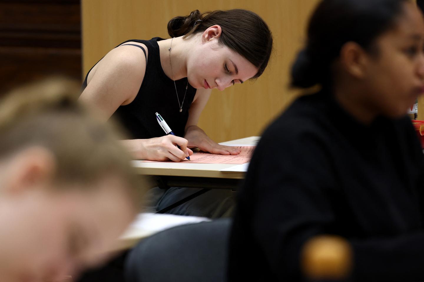 Des filles « appliquées » et des garçons « intuitifs » : quand les bulletins scolaires reflètent les stéréotypes de genre
