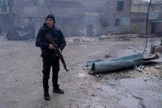 Un membre des forces de sécurité intérieure du gouvernement syrien se tient sur un point de contrôle dans le quartier de Cheikh-Maqsoud à Alep, en Syrie, le 12 janvier 2026.