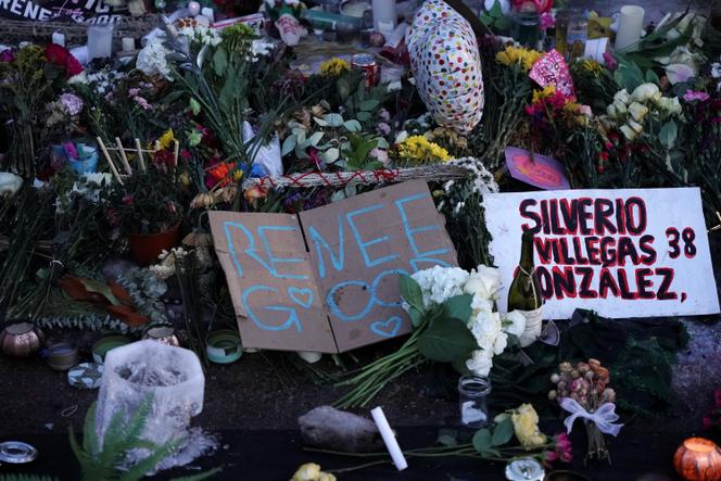 Des fleurs et des pancartes sont déposées pour un mémorial improvisé sur les lieux où Renee Good a été tuée, à Minneapolis, le 12 janvier 2026.