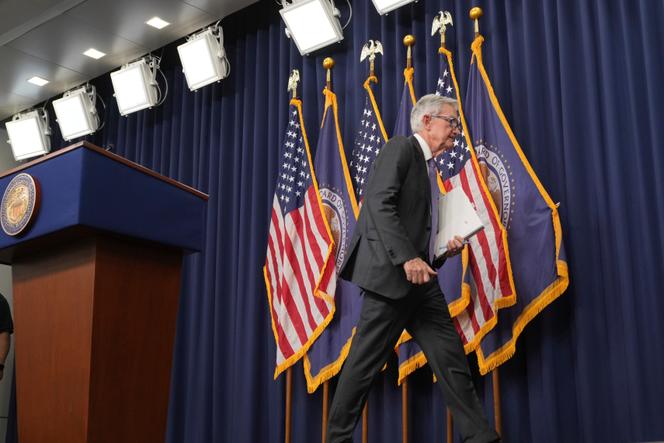 Le président de la Réserve fédérale, Jerome Powell, à la sortie d’une conférence de presse, à Washington, le 10&nbsp;décembre&nbsp;2025.