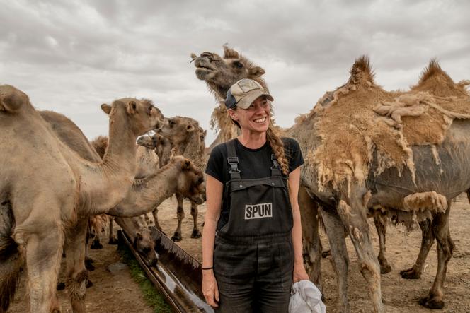 L’Américaine Toby Kiers, mycologue et biologiste de l’évolution, dans le désert de Gobi (Mongolie), le 16 juin 2024.