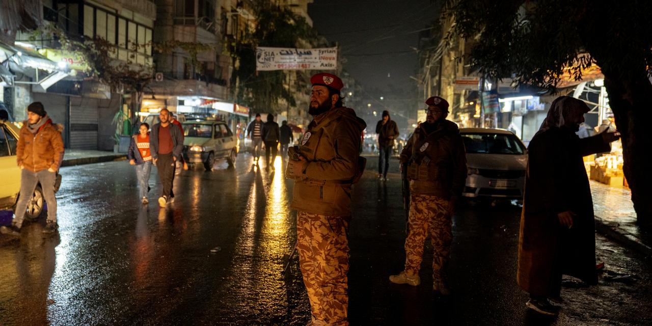 Des membres de la police militaire de l'armée syrienne contrôlent les rues du quartier Achrafieh, après les affrontements entre les Forces démocratiques syriennes (FDS) kurdes et l'armée syrienne. À Alep, le 11 janvier 2026.