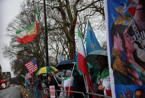 Devant l’ambassade de la République islamique d’Iran au Royaume-Uni, à Londres, le 13 janvier 2026.