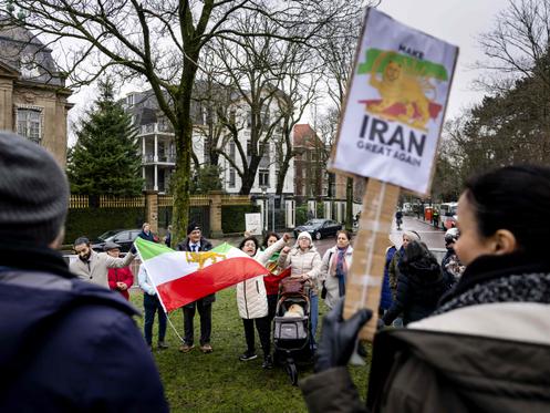 Des manifestants brandissent un drapeau au lion et au soleil, drapeau iranien d'avant la révolution islamique de 1979, lors d'une manifestation devant l'ambassade de la République d'Iran aux Pays-Bas, à La Haye, le 13 janvier 2026.