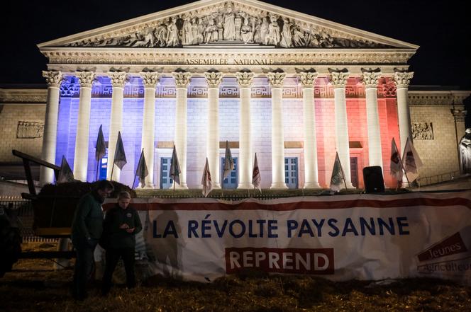 Manifestation des agriculteurs devant l’Assemblée nationale, à Paris, dans la soirée du 13 janvier 2026.