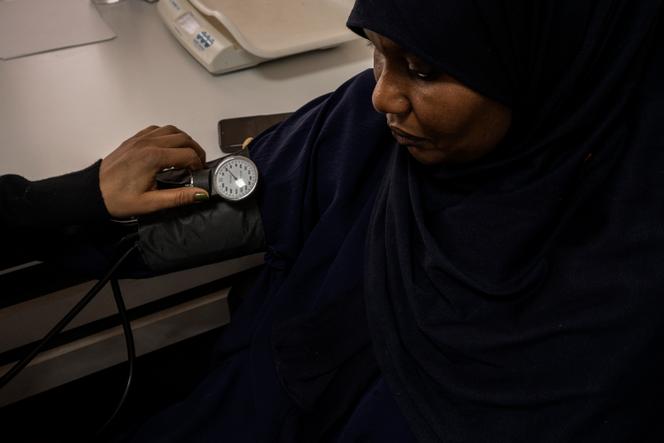 Docteur Fatma, chargée de la santé sexuelle et reproductive avec l'ONG française Première urgence internationale, prend la pression d'une patiente, dans le centre médical Al-Azil de Koufra, en Libye, le 16 décembre 2025.