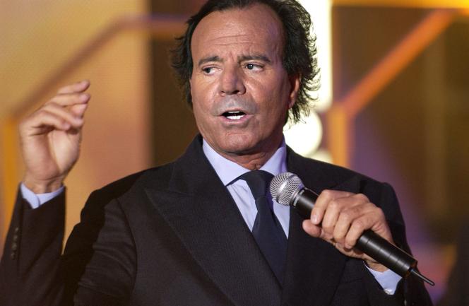 Julio Iglesias lors du Téléthon de 2003, à Paris.