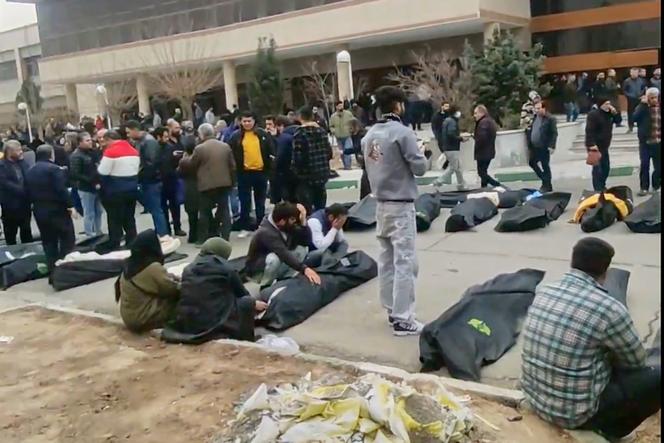 Des corps devant la morgue, à Kahrizak, en Iran. Capture d’une vidéo prise entre le 9 et le 11 janvier 2026 sur les réseaux sociaux.