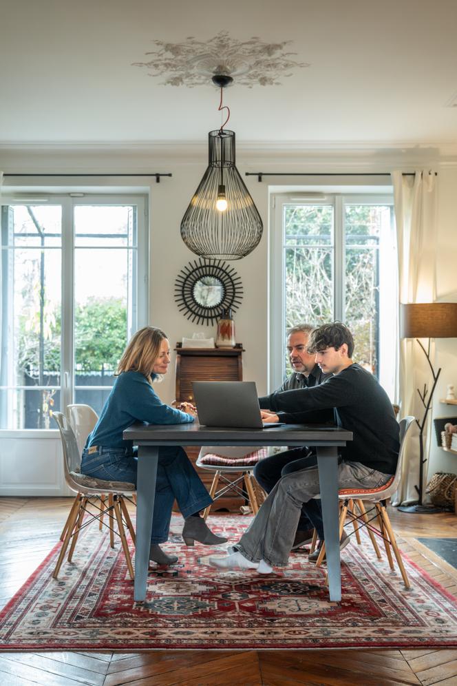 Christine et Christophe D. avec leur fils cadet en terminale, dans les Hauts-de-Seine, le 10 janvier 2026.