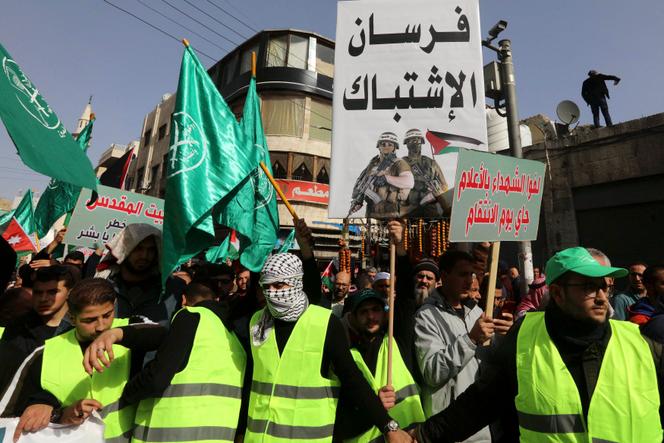 Des manifestants brandissent le drapeau des Frères musulmans, lors d’un rassemblement de soutien aux Palestiniens, au lendemain d’un raid israélien meurtrier contre le camp de Jénine, le 27 janvier 2023, à Amman (Jordanie).