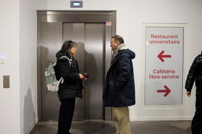 Yohanes Makanda à l’université Sorbonne-Nouvelle avec Yen-Maï Tran-Gervat, vice-présidente chargée de la politique des personnels, à Paris, le mardi 25 novembre 2025.