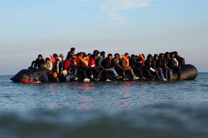 A group of migrants on an inflatable dinghy leave the beach of Petit-Fort-Philippe in northern France in an attempt to cross the English Channel to reach Britain, September 27, 2025.