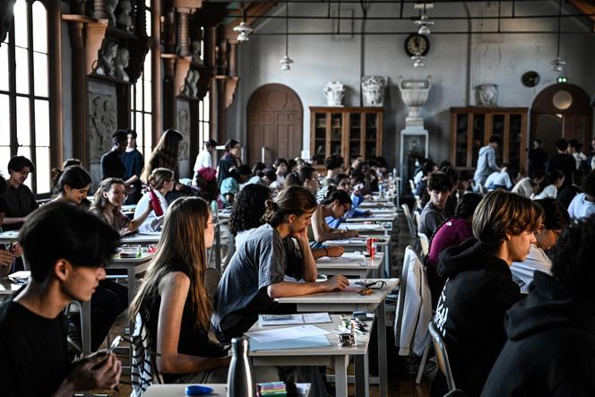 Des élèves se préparent à passer l’épreuve de philosophie du baccalauréat au lycée Chaptal à Paris, le 16&nbsp;juin 2025.