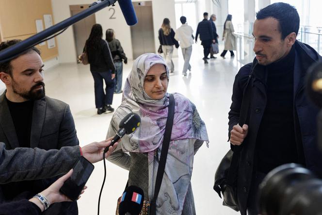 L’Iranienne Mahdieh Esfandiari entourée de ses avocats, au Palais de justice de Paris le 13&nbsp;janvier&nbsp;2026.