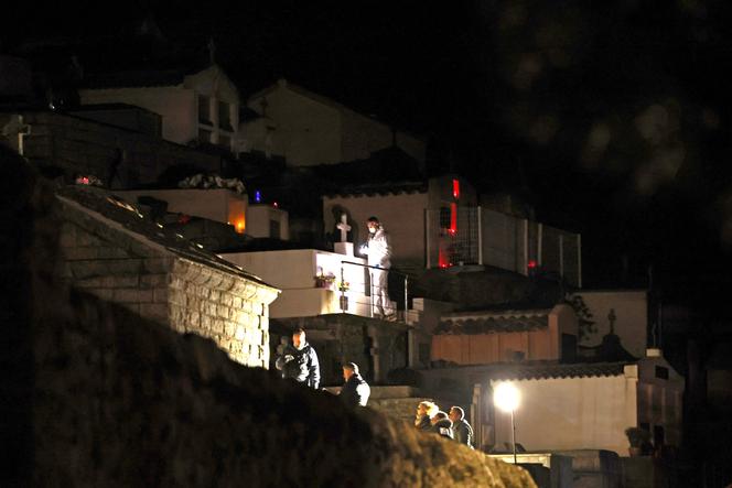 La police travaille dans le cimetière où l’ancien leader nationaliste corse Alain Orsoni a été abattu, à Vero, en Corse, le 12 janvier 2026.