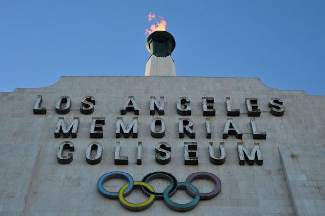 A pira olímpica LA28 é acesa durante uma cerimônia cerimonial no Memorial Coliseum em Los Angeles, antes do lançamento do registro de ingressos para os Jogos Olímpicos de Verão de 2028, em 13 de janeiro de 2026.