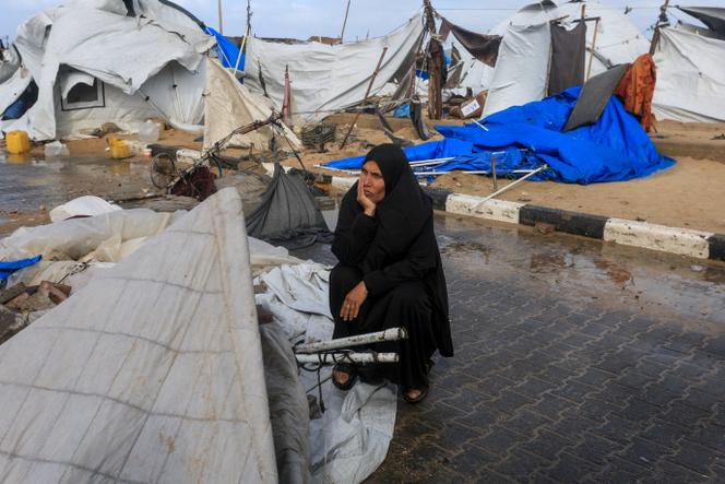 Une Palestinienne déplacée, près de tentes endommagées lors d’une tempête, à Gaza, le 13 janvier 2026.