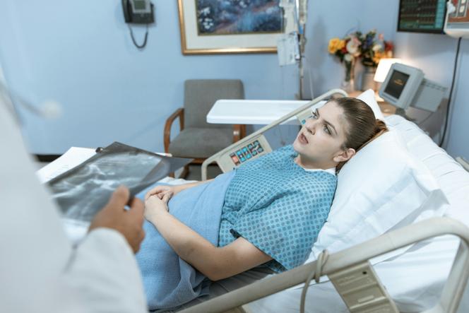 Photo d’illustration. Patiente parlant sur son lit d’hôpital après une anesthésie générale.