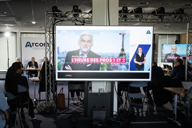 Lors d’une audition de la chaîne de télévision, TV CNEWS par l’ARCOM, pour l’allocation des chaînes de la TNT, à Paris, le 15 juillet 2024. A l’écran, Pascal Praud.