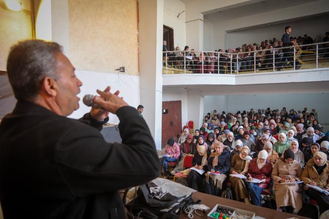 Des étudiants dans un amphithéâtre lors d’un cours à l’université Al-Azhar à Gaza, le 20 décembre 2025.