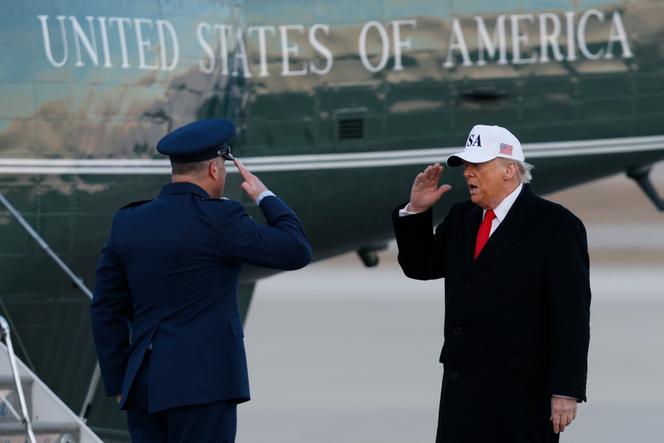 Donald Trump salue un colonel de l’U.S. Air Force, sur la base d’Andrews (Maryland), le 13 janvier 2026.