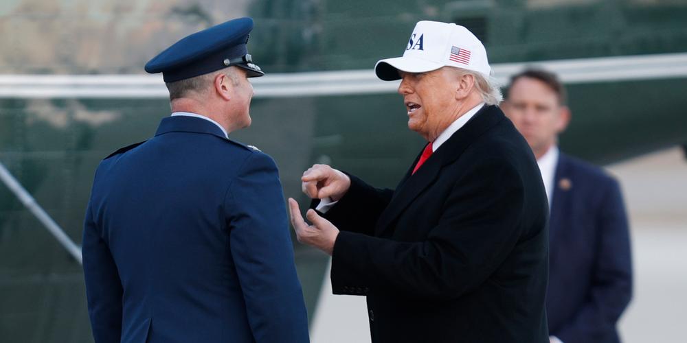 Donald Trump à son arrivée sur la base d’Andrews, dans le Maryland, le 13 janvier 2026. - LUIS M. ALVAREZ / AP