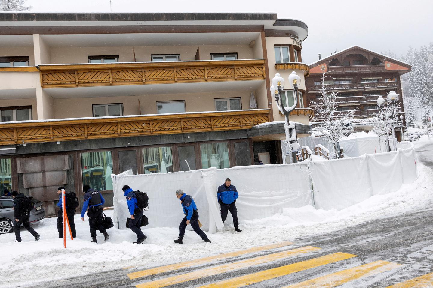Incendie de Crans-Montana : les 40 victimes n’ont pas toutes été autopsiées alors que certaines ont déjà été enterrées