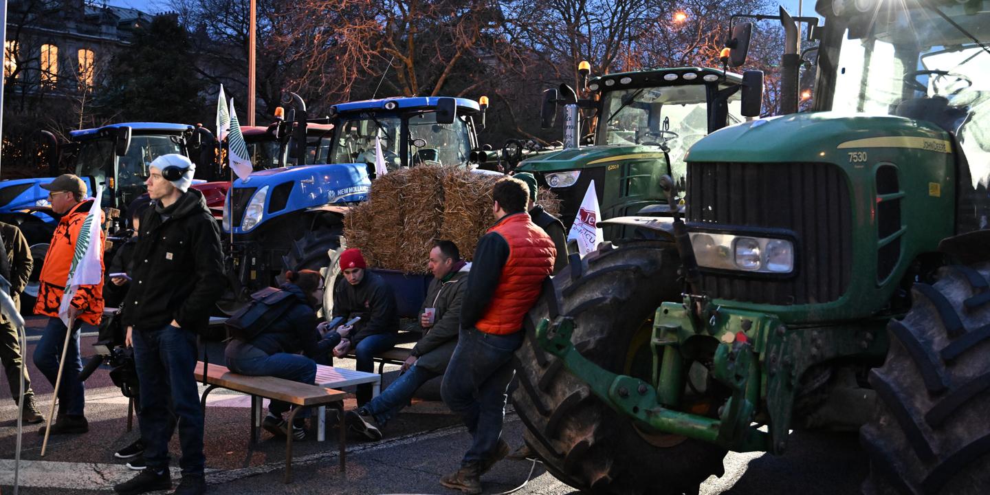 150 tracteurs sont entrés dans Paris, le barrage de l’A64 en cours de démantèlement