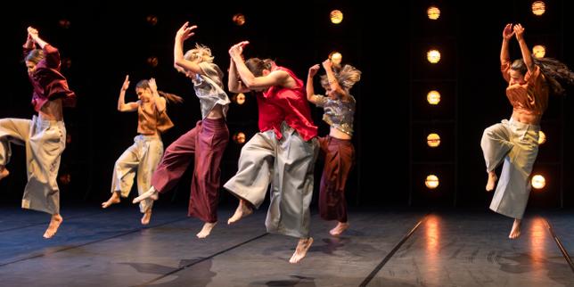 Dans « Imminentes », de Jann Gallois, six danseuses font corps commun