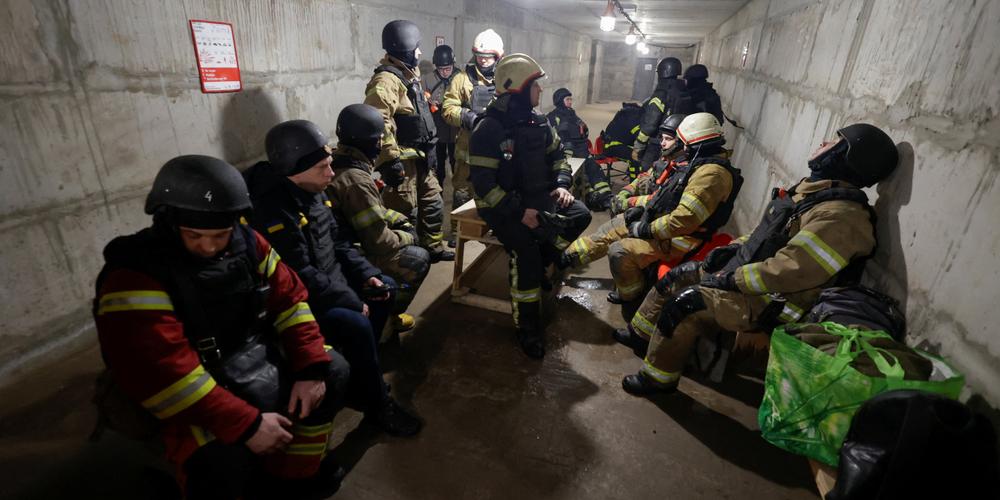 Des sauveteurs et des pompiers s’abritent pendant une attaque russe à Kharkiv, en Ukraine, le 13 janvier 2026. - SOFIIA GATILOVA / REUTERS