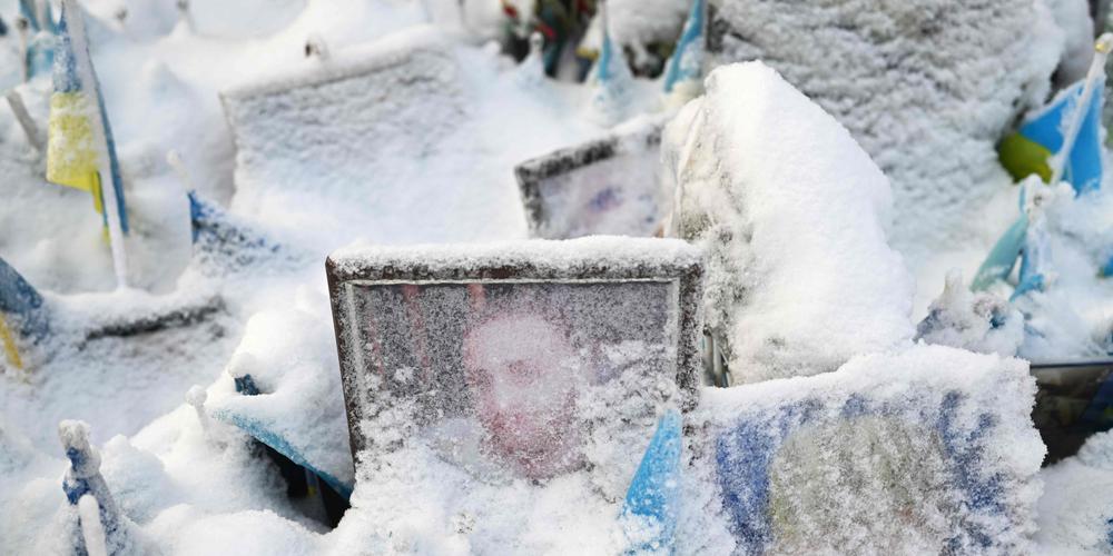 Des portraits de combattants ukrainiens et étrangers tombés au combat, au mémorial de la place de l’Indépendance à Kiev, le 13 janvier 2026. - SERGEI GAPON/AFP