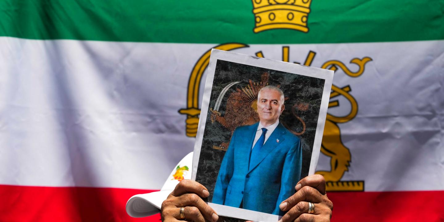 Iran : qui est Reza Pahlavi, l’homme qui tente de s’ériger en meneur de la contestation ? Comprendre en trois minutes