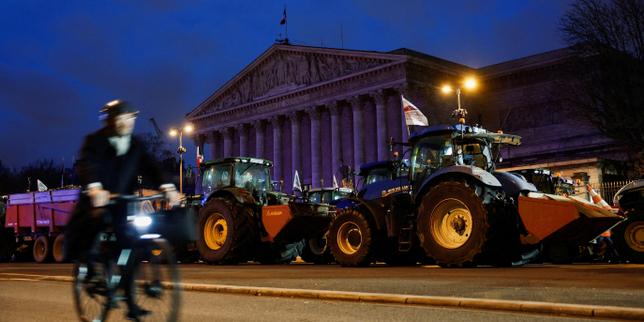 Farmers roll hundreds of tractors into Paris in fresh protests