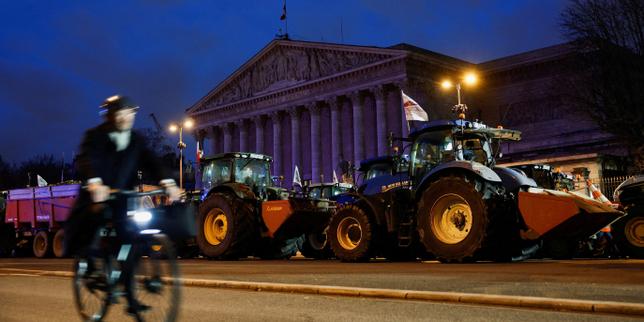 Farmers roll hundreds of tractors into Paris in fresh protests