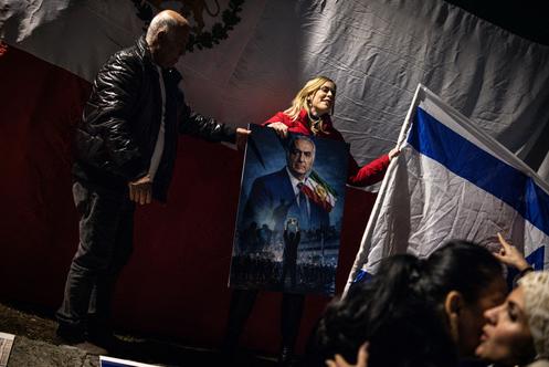 Une manifestante avec un portrait de Reza Pahlavi, fils du dernier chah d’Iran, lors d’un rassemblement de solidarité avec les manifestants iraniens, à Holon, en Israël, le 14 janvier 2026.