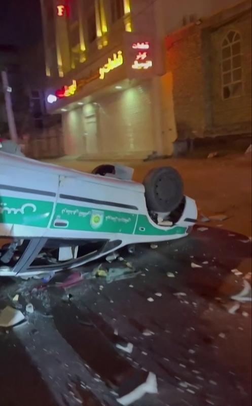 Capture vidéo prise le 14 janvier 2026 à partir d'images publiées sur les réseaux sociaux le 9 janvier 2026, qui montre un véhicule de police renversé, à Bandar-e Abbas (Iran).