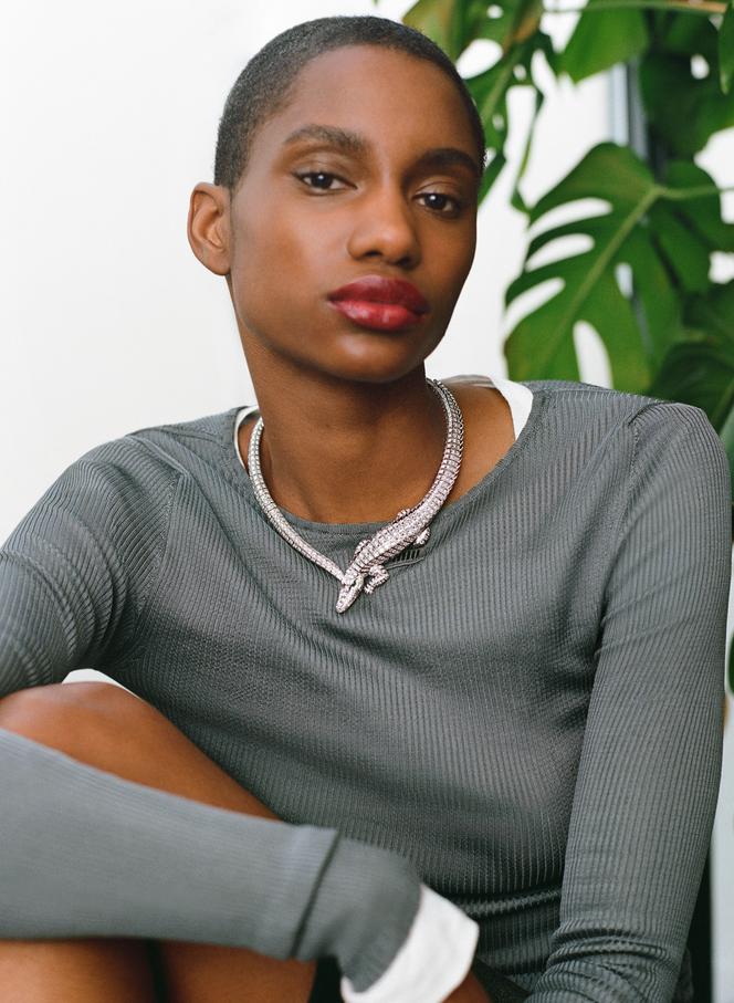 Collier Faune et Flore de Cartier, en or gris, serti d’émeraudes et de 945 diamants taille brillant, Cartier, 
prix sur demande ; tee-shirts Miu Miu.