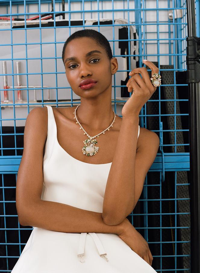 Collier et bague Diorexquis, en or jaune, or blanc, platine, diamants, opale blanche, grenats tsavorites, saphirs jaunes, tourmalines bleues et laque blanche pailletée, verte et bleue, Dior Joaillerie, prix sur demande ; robe Dior.