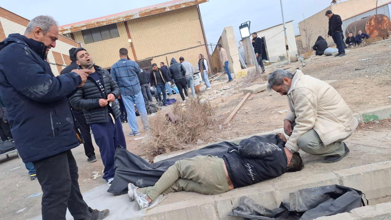 En Iran, la répression connaît une ampleur inédite : « Il y avait deux ou trois couches de corps entassés les uns sur les autres dans les hangars »