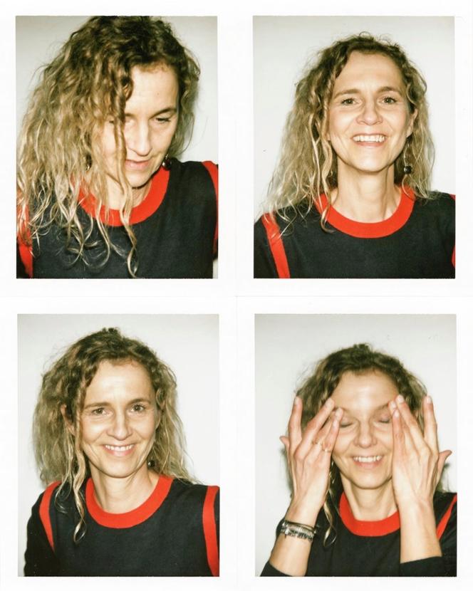 Portrait de l'auteure Delphine de Vigan dans son environnement de travail, surrounded by books and writing materials.